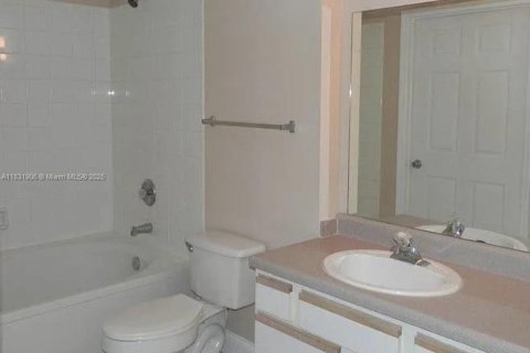 Condo in Pembroke Pines, Florida, 2 bedrooms  № 1809737 - photo 7