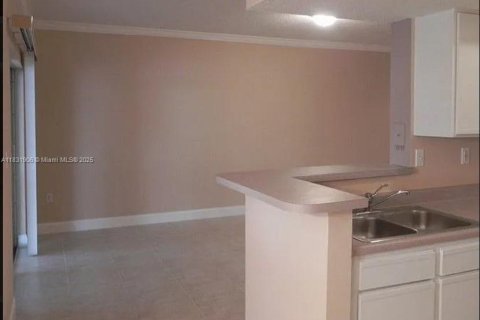 Condo in Pembroke Pines, Florida, 2 bedrooms  № 1809737 - photo 3