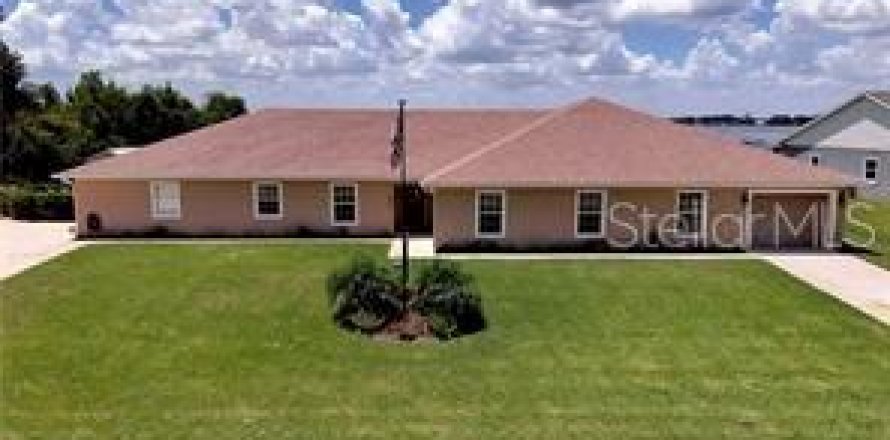 House in Lake Placid, Florida 5 bedrooms, 369.66 sq.m. № 1918597