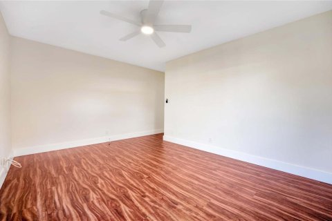 House in Wilton Manors, Florida 3 bedrooms, 153.94 sq.m. № 2393210 - photo 29