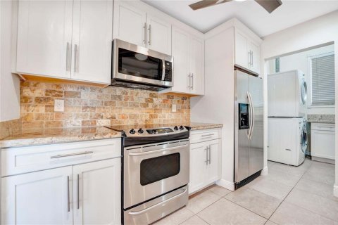 House in Wilton Manors, Florida 3 bedrooms, 153.94 sq.m. № 2393210 - photo 10