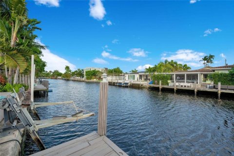 House in Wilton Manors, Florida 3 bedrooms, 153.94 sq.m. № 2393210 - photo 2