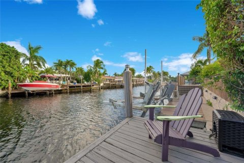 House in Wilton Manors, Florida 3 bedrooms, 153.94 sq.m. № 2393210 - photo 15