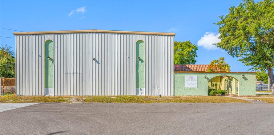 Commercial property in Tampa, Florida 629.88 sq.m. № 2096375