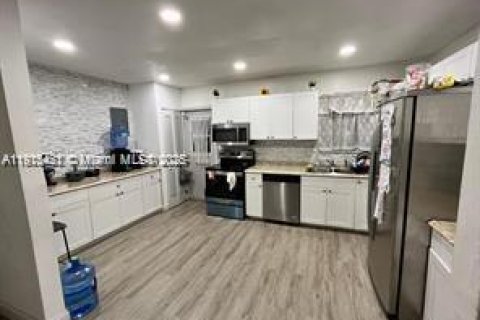 Дом в Холливуд, Флорида 3 спальни, 208.47м2 № 1971588