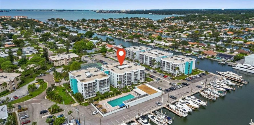 Condominio en Saint Petersburg, Florida, 3 dormitorios № 1572729