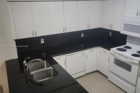 Condo in Doral, Florida, 1 bedroom  № 1485619 - photo 2