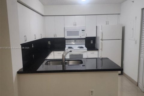 Condo in Doral, Florida, 1 bedroom  № 1485619 - photo 1