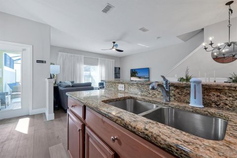 Adosado en venta en Kissimmee, Florida, 5 dormitorios, 188.03 m2 № 1832079 - foto 15