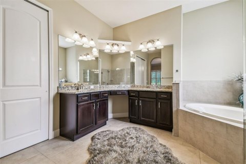 House in Wesley Chapel, Florida 4 bedrooms, 367.71 sq.m. № 1913751 - photo 16