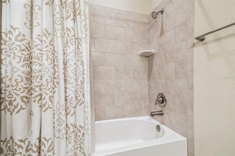 House in Wesley Chapel, Florida 4 bedrooms, 367.71 sq.m. № 1913751 - photo 25