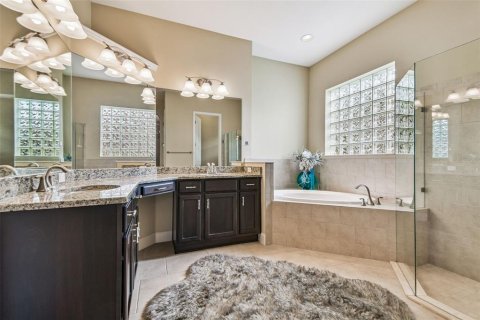 House in Wesley Chapel, Florida 4 bedrooms, 367.71 sq.m. № 1913751 - photo 15