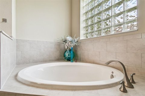 House in Wesley Chapel, Florida 4 bedrooms, 367.71 sq.m. № 1913751 - photo 17