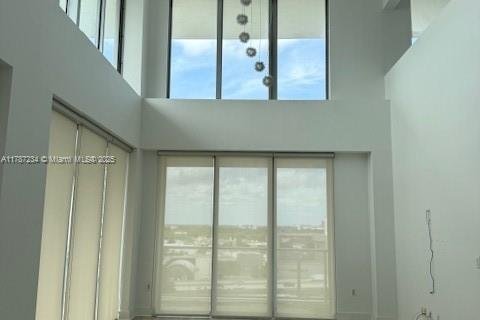 Снять в аренду кондоминиум в Майами, Флорида 2 спальни, 176.14м2, № 2022353 - фото 2