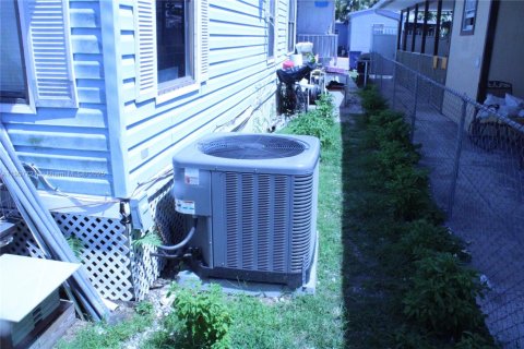 House in Miami, Florida 4 bedrooms № 2030933 - photo 6