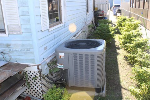House in Miami, Florida 4 bedrooms № 2030933 - photo 8