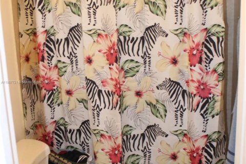 House in Miami, Florida 4 bedrooms № 2030933 - photo 14