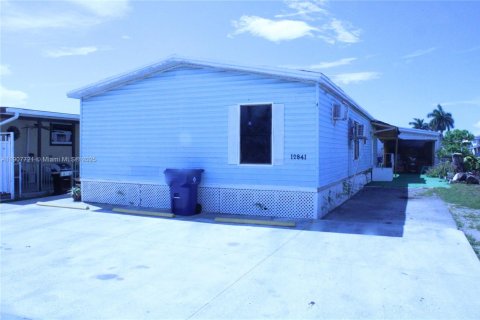 House in Miami, Florida 4 bedrooms № 2030933