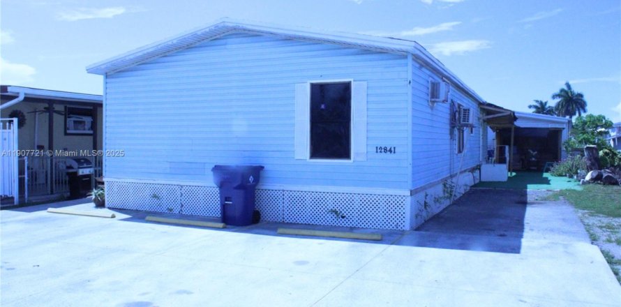 House in Miami, Florida 4 bedrooms № 2030933