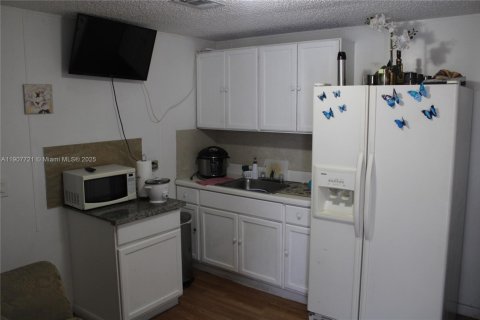 House in Miami, Florida 4 bedrooms № 2030933 - photo 9