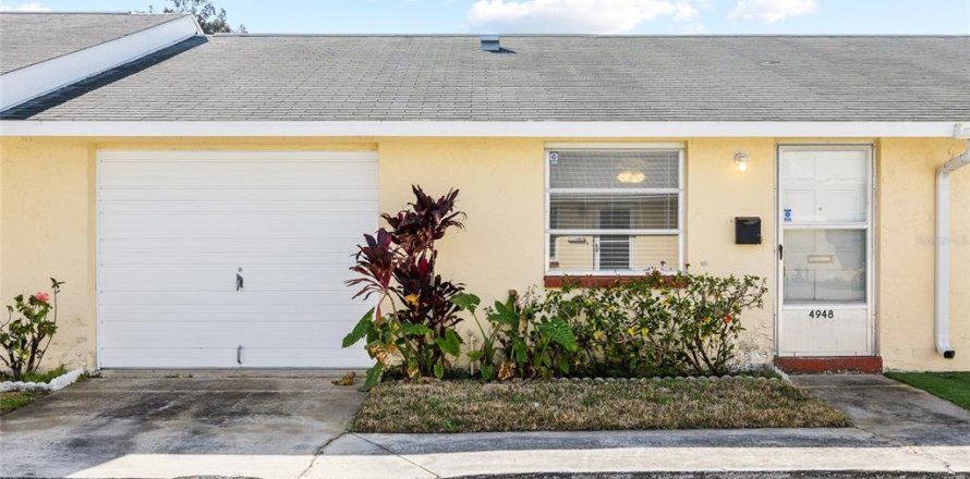 House in New Port Richey, Florida 2 bedrooms, 67.08 sq.m. № 2118356