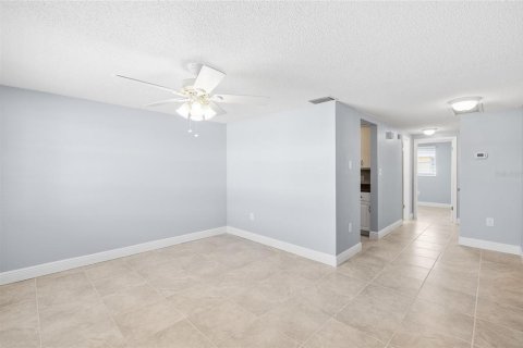 House in New Port Richey, Florida 2 bedrooms, 67.08 sq.m. № 2118356 - photo 15