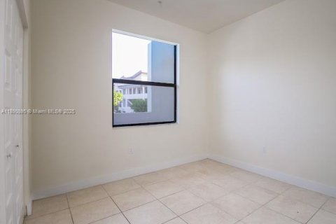 Condo in Doral, Florida, 2 bedrooms  № 1946325 - photo 9