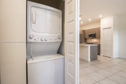 Condo in Doral, Florida, 2 bedrooms  № 1946325 - photo 12