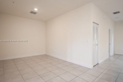 Condo in Doral, Florida, 2 bedrooms  № 1946325 - photo 8