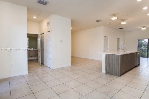 Condo in Doral, Florida, 2 bedrooms  № 1946325 - photo 4