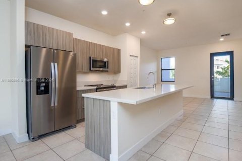 Condo in Doral, Florida, 2 bedrooms  № 1946325 - photo 13