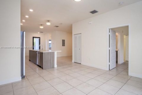 Condo in Doral, Florida, 2 bedrooms  № 1946325 - photo 14