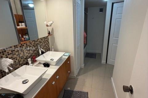 Condo in Hallandale Beach, Florida, 2 bedrooms  № 1976260 - photo 21