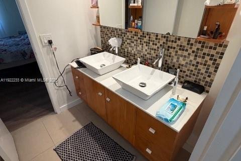 Condo in Hallandale Beach, Florida, 2 bedrooms  № 1976260 - photo 20