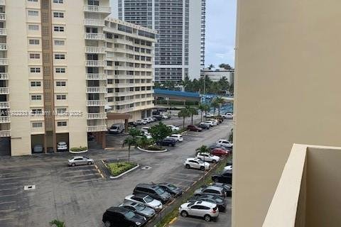 Condo in Hallandale Beach, Florida, 2 bedrooms  № 1976260 - photo 9
