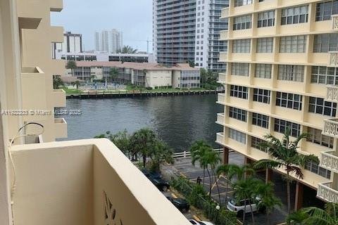 Condo in Hallandale Beach, Florida, 2 bedrooms  № 1976260 - photo 10
