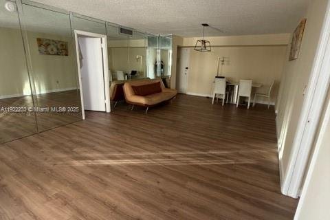 Condo in Hallandale Beach, Florida, 2 bedrooms  № 1976260 - photo 14