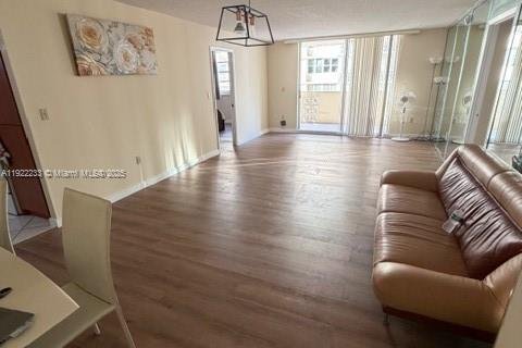 Condo in Hallandale Beach, Florida, 2 bedrooms  № 1976260 - photo 13