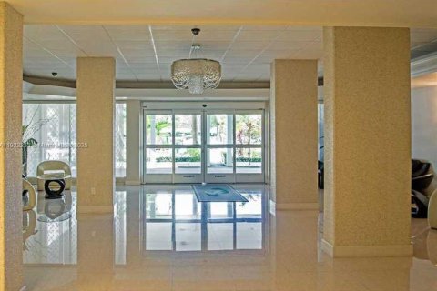 Condo in Hallandale Beach, Florida, 2 bedrooms  № 1976260 - photo 4