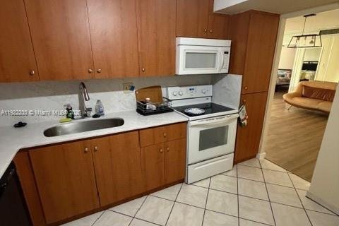 Condo in Hallandale Beach, Florida, 2 bedrooms  № 1976260 - photo 11