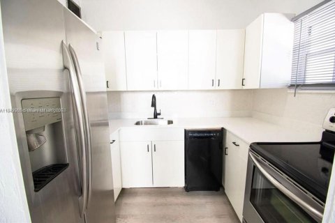 Commercial property in Coral Gables, Florida 202.34 sq.m. № 1728199 - photo 4