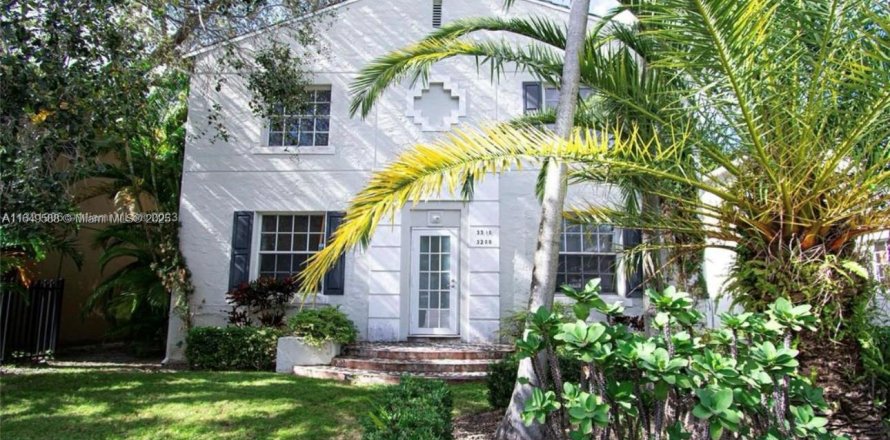 Commercial property in Coral Gables, Florida 202.34 sq.m. № 1728199