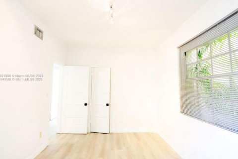 Commercial property in Coral Gables, Florida 202.34 sq.m. № 1728199 - photo 9