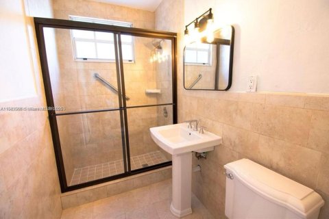 Commercial property in Coral Gables, Florida 202.34 sq.m. № 1728199 - photo 6