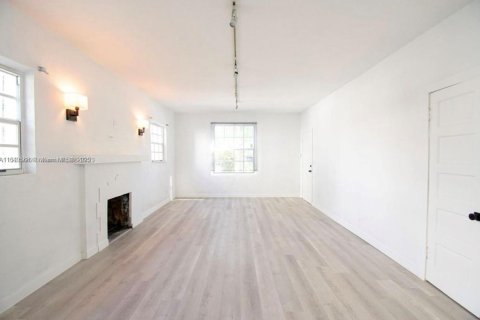 Commercial property in Coral Gables, Florida 202.34 sq.m. № 1728199 - photo 2