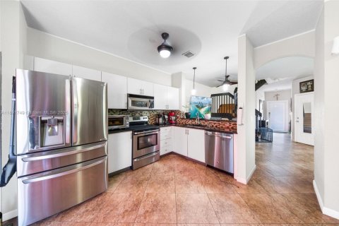 Adosado en venta en Sunrise, Florida, 4 dormitorios, 171.68 m2 № 1955017 - foto 1