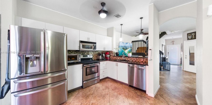 Adosado en Sunrise, Florida 4 dormitorios, 171.68 m2 № 1955017