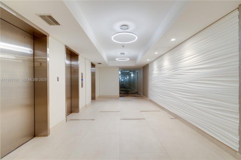 Condo in Hollywood, Florida, 1 bedroom  № 1990698 - photo 20