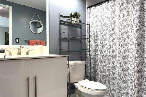 Condo in Hollywood, Florida, 1 bedroom  № 1990698 - photo 13