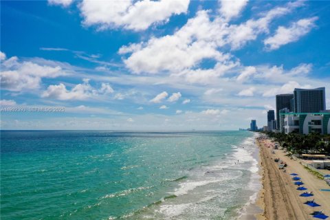 Condo in Hollywood, Florida, 1 bedroom  № 1990698 - photo 25